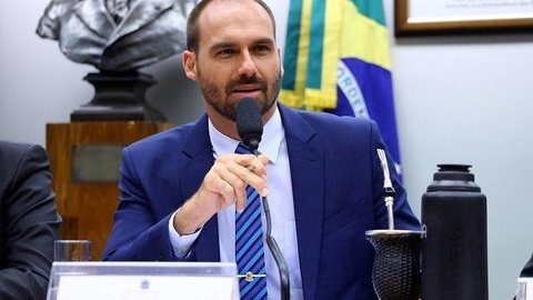 PSL debate nova suspensão a 17 deputados bolsonaristas