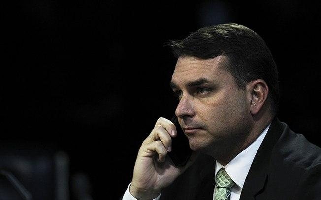 Flávio Bolsonaro diz que fez aula de tiro com ex-PM que virou miliciano