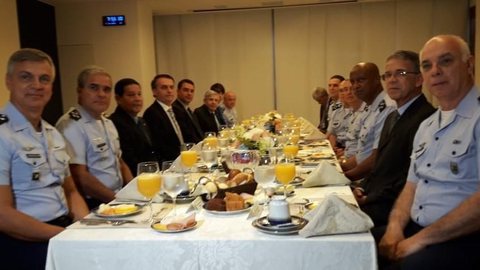 Bolsonaro toma café da manhã com o comandante da Aeronáutica