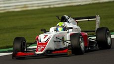 Piloto carioca de 16 anos sobre ao pódio do Campeonato Britânico de F3