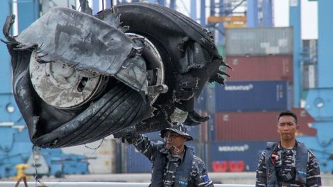 Avião que caiu na Indonésia estava com indicador de velocidade danificado