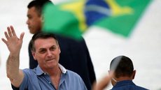 Bolsonaro encontra apoiadores na rampa do Palácio do Planalto
