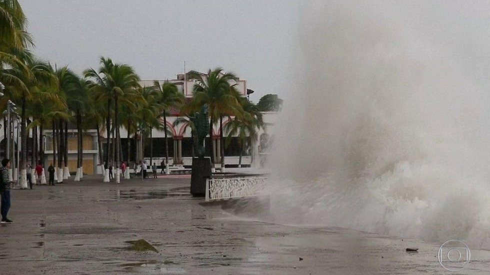 Com ventos de 195 km/h, furacão Willa passa pelo México