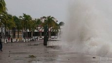 Com ventos de 195 km/h, furacão Willa passa pelo México