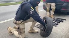 Polícia Rodoviária apreende dez fuzis escondidos em carro na Via Dutra em Guarulhos, na Grande São Paulo; veja vídeo