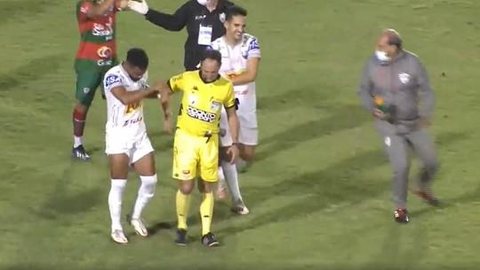Árbitro sente lesão, recebe “atendimento” de jogadores, mas acaba substituído em jogo da Copa Paulista