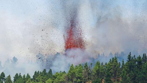 Vulcão Cumbre Vieja entra em erupção no Arquipélago das Canárias
