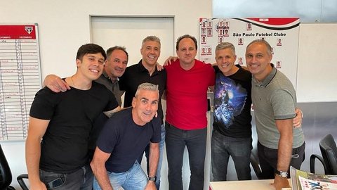 Crespo se despede do elenco do São Paulo e posa em foto com Rogério Ceni