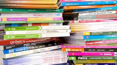 MEC quer descartar 2,9 milhões de livros didáticos nunca utilizados, diz jornal