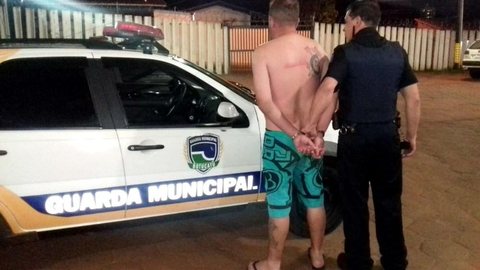 Homem é flagrado sem roupas ao lado de garota de 13 anos e é preso em Botucatu