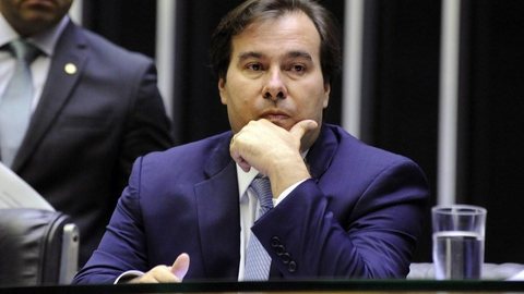 Rodrigo Maia critica posicionamento do ministro da Economia