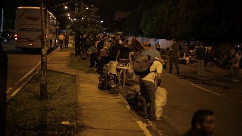 Operação retira mais de 300 venezuelanos das ruas de Boa Vista e acampamento no entorno de abrigo é desocupado