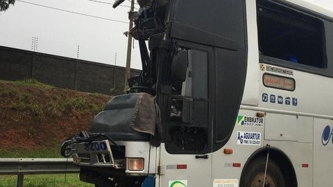 Acidente entre ônibus e caminhão deixa um morto e 17 feridos na Castello Branco