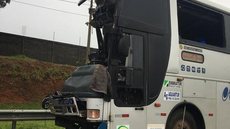 Acidente entre ônibus e caminhão deixa um morto e 17 feridos na Castello Branco