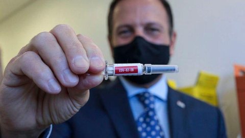 Governo de SP assina contrato com Sinovac e prevê vacina para dezembro