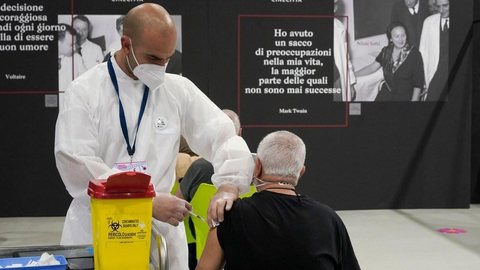 Italiano que usou braço de silicone para tentar enganar enfermeira defende vacina anti-Covid e diz que tomou imunizante