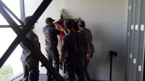 Turistas ficam presos em elevador panorâmico de mirante em Salto