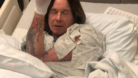 Ozzy Osbourne adia shows após cirurgia na mão