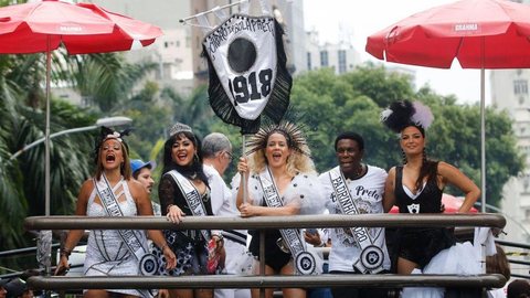 Fantasias criativas marcam desfile do Cordão da Bola Preta no Rio