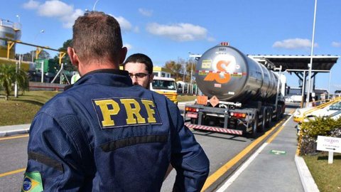 PRF faz operação contra sonegação fiscal na venda de etanol