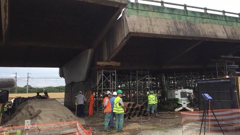 Técnicos escoram 120 metros de viaduto que cedeu na Marginal Pinheiros