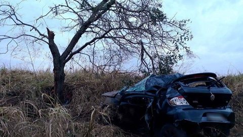 Jovem morre ao bater carro em árvore na estrada vicinal entre Tupã e Bastos