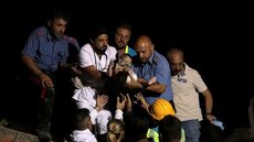 Bebê e irmãos são retirados de escombros após terremoto na Itália
