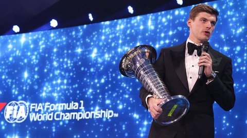 Verstappen recebe troféu de campeão da F1: “Alcancei objetivo da vida”