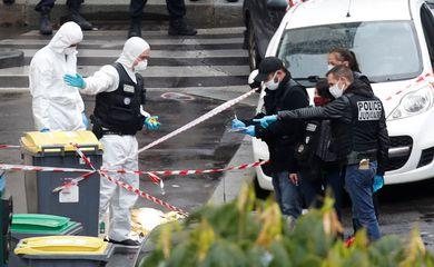 França abre investigação para apurar ataque com faca em Paris