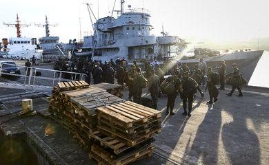 Navios da Marinha atracam no Pará para atender população ribeirinha