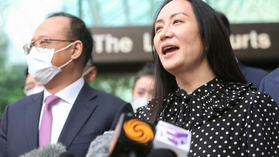 Executiva da Huawei é liberada de prisão domiciliar e volta para a China após acordo com EUA