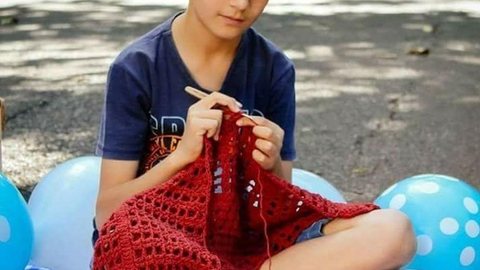 Menino do interior de São Paulo faz sucesso ao ensinar crochê na web: ‘Minha paixão’