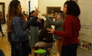 Jovens surdos e intérpretes buscam ar da inclusão