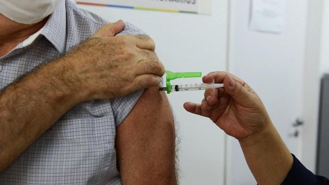 Cidade de SP aplica nesta quarta dose de reforço de vacina contra Covid em profissionais de saúde e idosos com mais de 60 anos