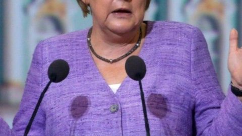 Merkel exige restrições mais duras enquanto Alemanha tem recorde de mortes