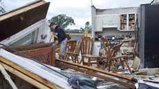 Tornado destrói casas e deixa feridos perto de Chicago, nos EUA