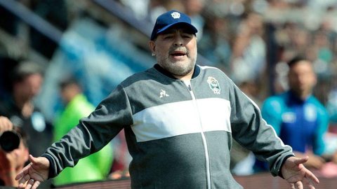 Maradona é operado com sucesso de hematoma na cabeça, diz médico