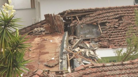 Moradores de Guarulhos, na Grande SP, limpam casas e calculam prejuízos após enchente