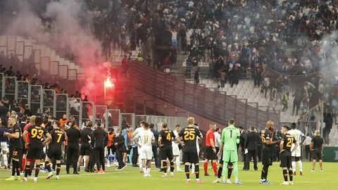 Com fogos de artifícios no campo, jogo entre Olympique de Marselha e Galatasaray é interrompido