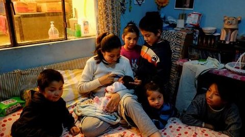 Com hospitais lotados pela Covid-19, mães bolivianas escolhem ter filhos em casa com parteiras