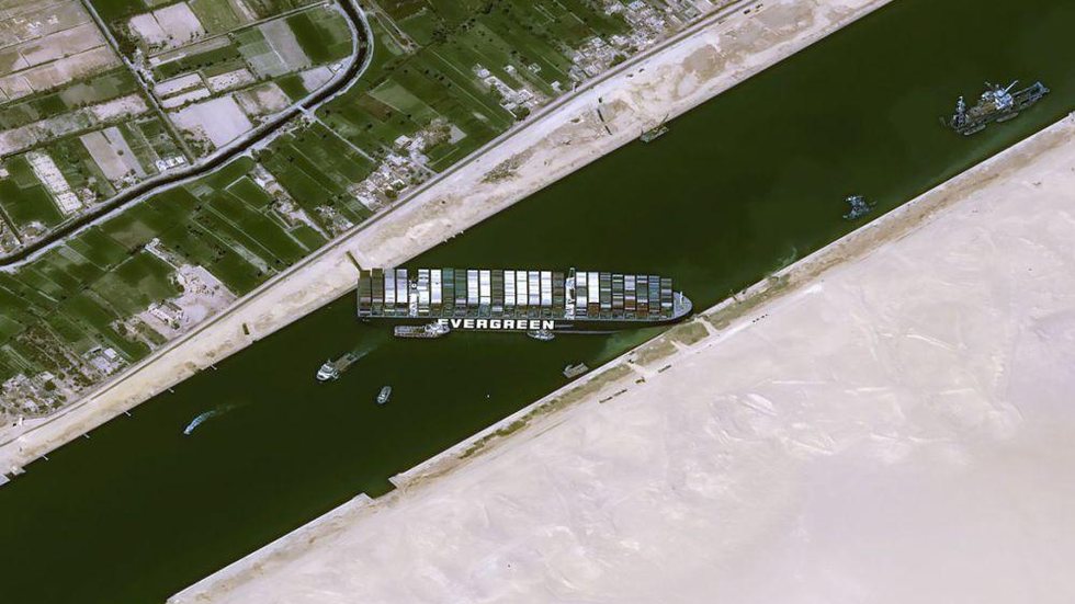 Partes chegam a acordo para liberar navio que bloqueou Canal de Suez