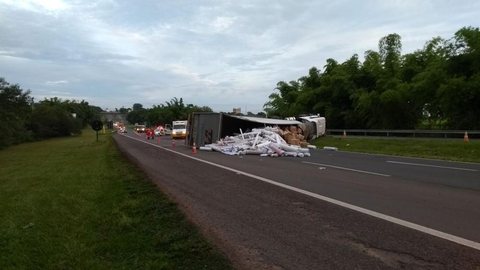 Carreta tomba e espalha carga de tecidos na Marechal Rondon em Araçatuba