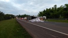 Carreta tomba e espalha carga de tecidos na Marechal Rondon em Araçatuba