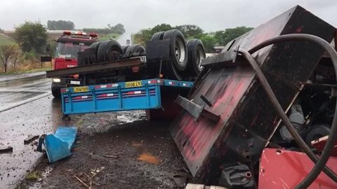Motorista de caminhão morre após capotar veículo em Ibitinga