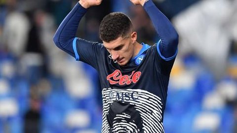 Napoli estreia camisa em homenagem a Maradona, mas só empata com Verona