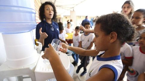 Rede estadual comprará água mineral para alunos se Cedae não eliminar geosmina