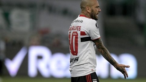 Negociação tensa: “janela” vira protagonista para acordo entre Daniel Alves e São Paulo
