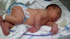 Bebê nasce com quase 6 quilos e vira atração em maternidade de Cascavel, no oeste do Paraná