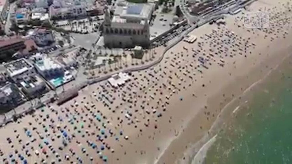 Polícia na Espanha comemora respeito ao distanciamento em praia
