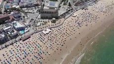 Polícia na Espanha comemora respeito ao distanciamento em praia